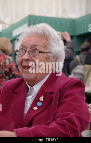 Hay Festival, Powys, Wales - Mardi 26 Mai 2015 - Jour 6 - Auteur Eileen Younghusband signe des exemplaires de son dernier livre La Guerre d'une femme sur ses divers services dans la Women's Auxiliary Air Force PENDANT LA SECONDE GUERRE MONDIALE. Banque D'Images