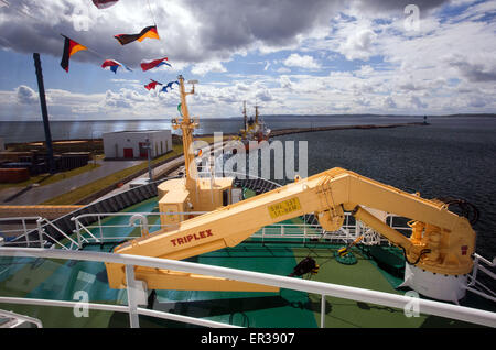 Karlsruhe, Allemagne. 26 mai, 2015. Le nouveau chalutier ROS 777 'Marche' l'ancre à Sassnitz, Allemagne, 26 mai 2015. Le chalutier de la pêche en haute mer Warnemuende est la pêche en haute mer des navires du premier nouveau depuis 1996. Le ROS 777's principales zones de capture sera l'Atlantique Nord et les eaux au large de la Norvège et du Groenland. Photo : JENS BUETNNER/dpa/Alamy Live News Banque D'Images