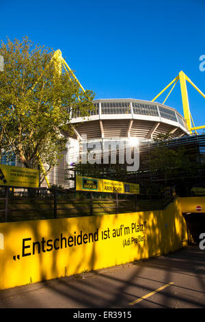 Europa, Deutschland, Ruhr, Dortmund, Signal Iduna Park, ehemaliges Westfalenstadion, Fussballstadion, un eines Zufahrt ste Banque D'Images