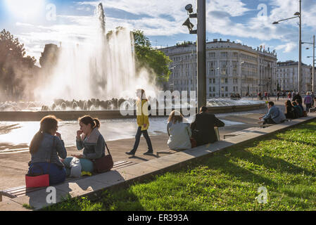 Schwarzenbergplatz, vienne une énorme fontaine au centre de la Schwarzenbergplatz square à Vienne est un site populaire en été, en Autriche. Banque D'Images