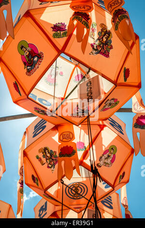 Lanternes Lotus against a Blue Sky Banque D'Images