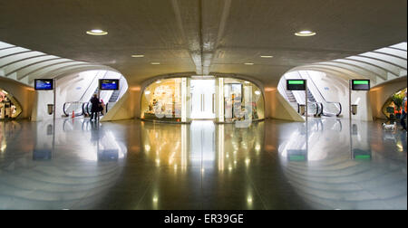 L'Europe, Belgique, Liège, passage avec magasins et bars à la gare Liège-guillemins, architecte Santiago Calatrava Europ Banque D'Images