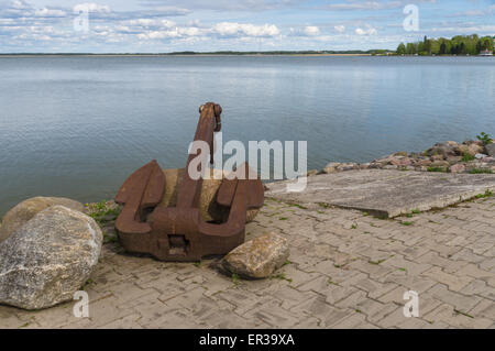 Grand old rusty anchor sur la côte de la mer d'Haapsalu, Estonie ville Banque D'Images