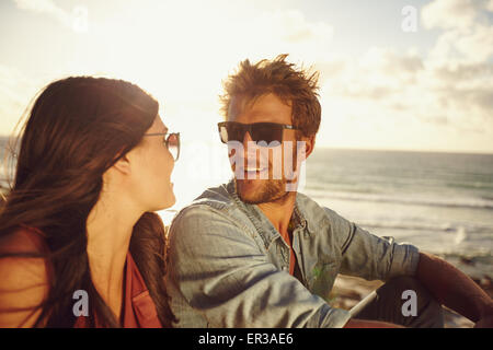 Close-up portrait of loving young couple sur la plage. Couple romantique dans l'amour sur des vacances Banque D'Images