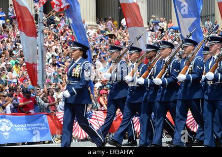 L'US Air Force pendant la marche de la garde d'Honneur National Memorial Day Parade à Washington, D.C., le 25 mai 2015. Le National Memorial Day Parade a été lancé pour la première fois en 2005 par les anciens combattants américains à Washington, et cette année, le chef d'état-major de la Force aérienne Le Général Mark A. Welsh III a été le grand prévôt. Welsh a aussi rendu hommage aux anciens combattants américains en assistant à une cérémonie de dépôt de gerbes au cimetière national d'Arlington. Banque D'Images