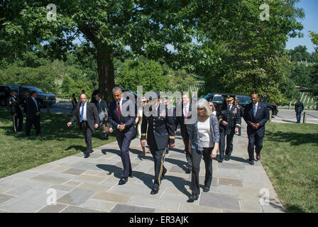 Le président des États-Unis, Barack Obama, promenades le long avec Joint Chiefs Président Général Martin Dempsey et le Secrétaire de la Défense Ash Carter comme il arrive pour les cérémonies du Jour du Souvenir au Cimetière National d'Arlington, le 25 mai 2015 à Arlington, en Virginie. Banque D'Images