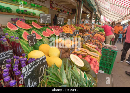 Marché alimentaire de Vienne, vue sur un arrêt de fruits dans le marché populaire de la ville, le Naschmarkt, Wien, Autriche. Banque D'Images