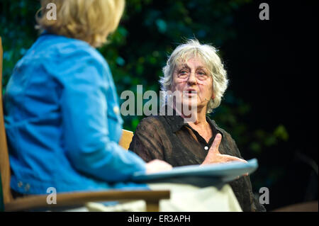 Germaine Greer parlant sur scène à Hay Festival 2015 Banque D'Images