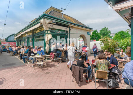 Naschmarkt Vienna café, vue des visiteurs de l'immense marché Naschmarkt de Vienne se détendant dans l'un des nombreux cafés de la région, Wien, Autriche, Banque D'Images