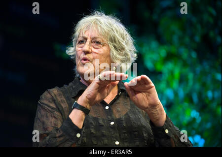 Germaine Greer parlant sur scène à Hay Festival 2015 Banque D'Images