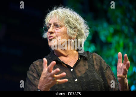 Germaine Greer parlant sur scène à Hay Festival 2015 Banque D'Images