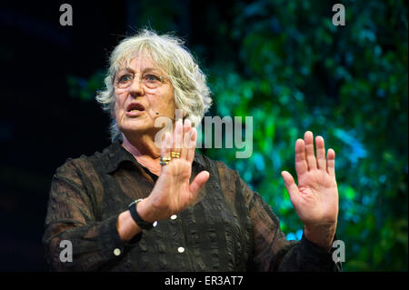 Germaine Greer parlant sur scène à Hay Festival 2015 Banque D'Images