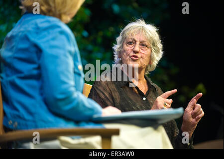 Germaine Greer parlant sur scène à Hay Festival 2015 Banque D'Images