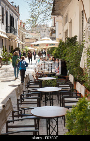 Athènes, Grèce - Avril 03, 2015 : tables de café vide sur un matin ensoleillé à Athènes. Banque D'Images