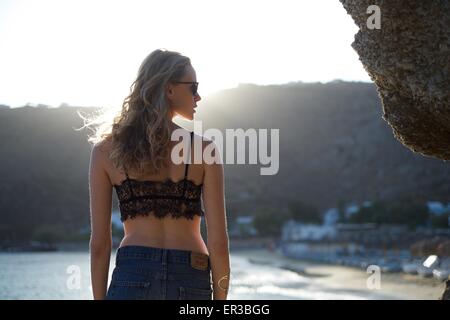 Portrait d'une belle femme debout sur la plage Banque D'Images