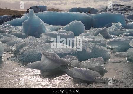 Gros plan des formations de glace flottant dans le lagon, Jokulsarlon, parc national du glacier Vatnajokull, Austurland, Islande Banque D'Images