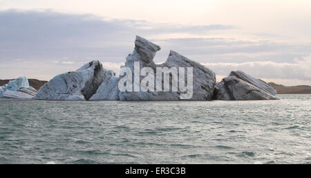 Icebergs flottant dans le lagon, Jokulsarlon, parc national du glacier Vatnajokull, Auturland, Islande Banque D'Images