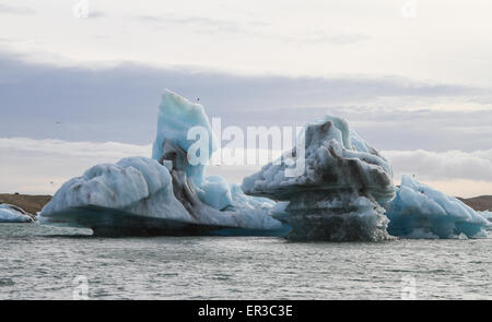 Gros plan d'un iceberg rayé noir, Jokulsarlon, parc national du glacier Vatnajokull, Austurland, Islande Banque D'Images