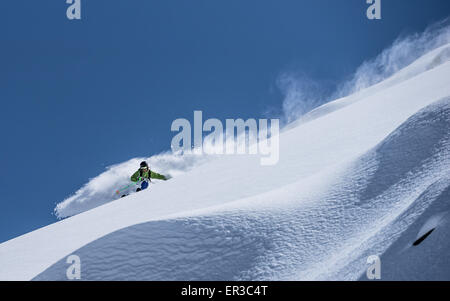 Homme ski poudreuse, Salzbourg, Autriche Banque D'Images