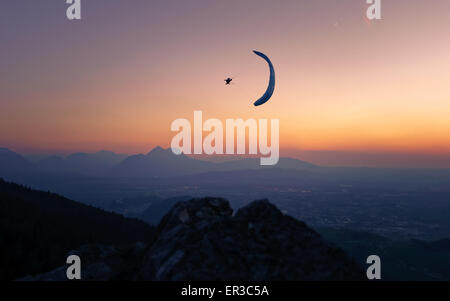 Silhouette d'un homme le parapente au coucher du soleil, Salzbourg, Autriche Banque D'Images