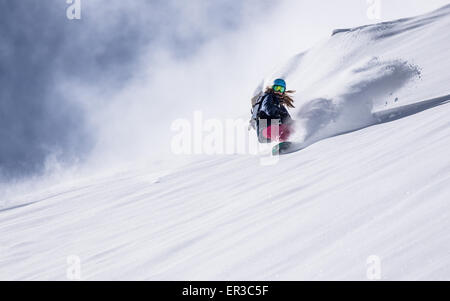 Girl snowboard en poudreuse fraîche, Gastein, Salzbourg, Autriche Banque D'Images