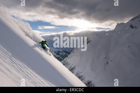 Homme de ski au coucher du soleil, Lech, Autriche Banque D'Images