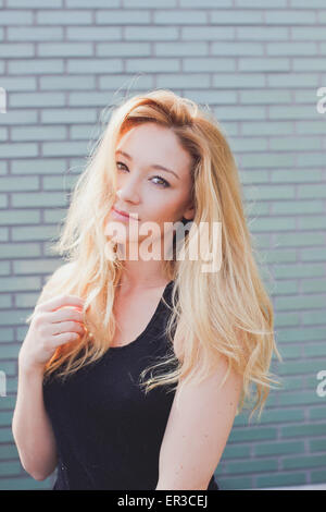 Portrait of a young blonde woman outdoors Banque D'Images