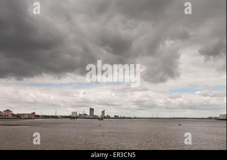 Les nuages de tempête sombre menaçant avant météo laisse place à l'ouest de l'industrie plus de Thamesmead sur le fleuve Thames Estuary Banque D'Images