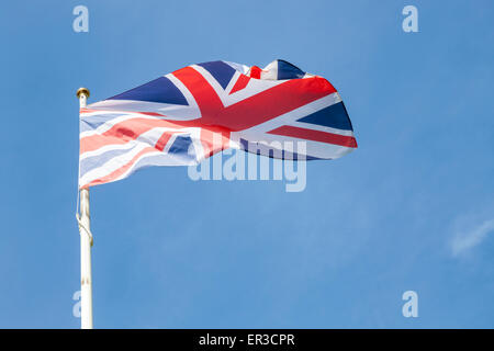 Union Jack, également connu sous le nom de l'Union européenne Drapeau ou pavillon britannique, battant contre un ciel bleu Banque D'Images