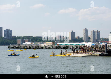 New York, USA. 25 mai, 2015. Les kayakistes venus en force comme Memorial Day marque l'ouverture du libre-kayak sur la rivière Hudson à l'intérieur d'une zone de démarcation entre les jetées. Credit : Dorothy Alexander/Alamy Live News Banque D'Images