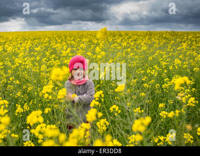 Le sourire de quatre ans, fille, Mia se trouve en face d'un champ de colza, photographié à Sieversdorf (Brandebourg), Allemagne, 17 mai 2015. Photo : Patrick Pleul/DPA - AUCUN SERVICE DE FIL- Banque D'Images