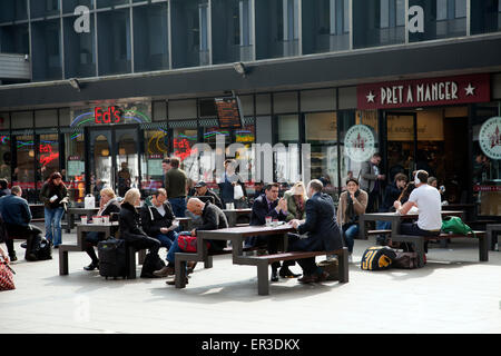 Restaurants à l'extérieur de la station de Euston Square - London UK Banque D'Images