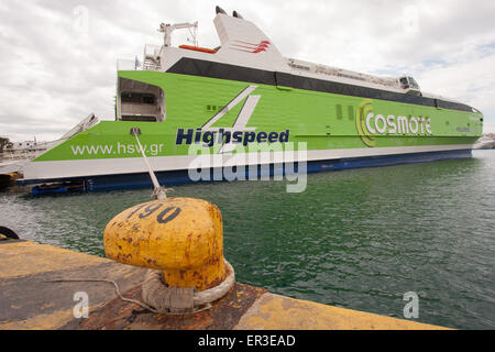 Le Pirée, Greece-April 04, 2015 : un ferry amarrés au quai Banque D'Images