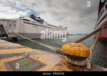 Le Pirée, Greece-April 04, 2015 : un ferry amarrés au quai Banque D'Images