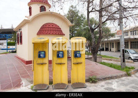 Le Pirée, Greece-April 04, 2015 : les cabines téléphoniques jaune situé à côté de l'église grecque-catholique Banque D'Images