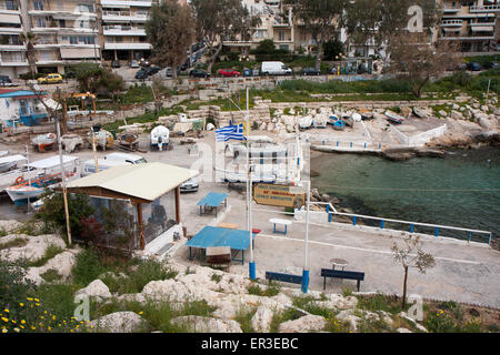 Le Pirée, Greece-April 04, 2015 : Les petits bateaux de pêche locaux port Banque D'Images