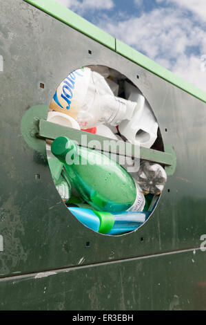 Entrée débordante de plein conteneur de déchets métalliques pour les conteneurs de bouteilles en plastique recyclées écrassé pleine Banque D'Images