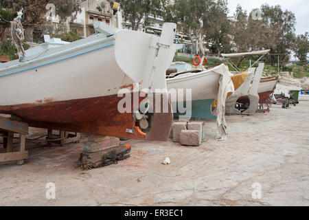 Le Pirée, Greece-April 04, 2015 : Les petits bateaux de pêche locaux port Banque D'Images