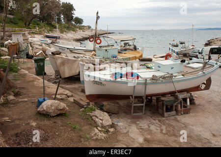 Le Pirée, Greece-April 04, 2015 : Les petits bateaux de pêche locaux port Banque D'Images