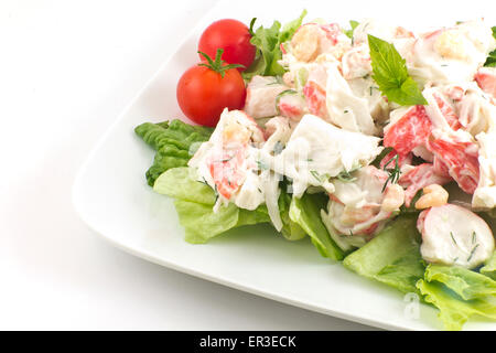 Salade de fruits de mer à la mayonnaise avec les crevettes et la chair de crabe et de l'aneth frais, laitue romaine, et garnir de feuilles de basilic Banque D'Images