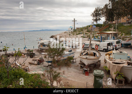 Le Pirée, Greece-April 04, 2015 : Les petits bateaux de pêche locaux port Banque D'Images