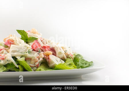 Salade de fruits de mer à la mayonnaise avec les crevettes et la chair de crabe et de l'aneth frais, laitue romaine, et garnir de feuilles de basilic Banque D'Images