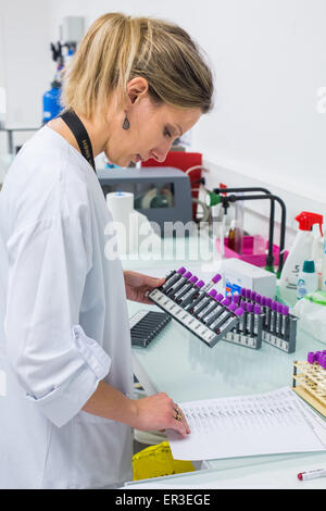 L'analyse de sang, la biologie et au Centre de recherche en santé de l'Hôpital Universitaire, Limoges, France. Banque D'Images