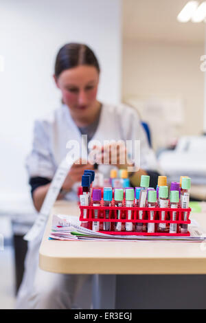 L'analyse de sang, la biologie et au Centre de recherche en santé de l'Hôpital Universitaire, Limoges, France. Banque D'Images