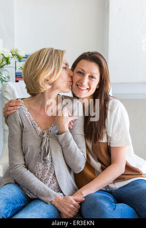 Jeune femme et sa mère. Banque D'Images