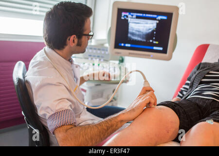 Échographie du genou d'un patient atteint d'arthrite rhumatoïde menée par un rhumatologue, hôpital de Bordeaux, France. Banque D'Images