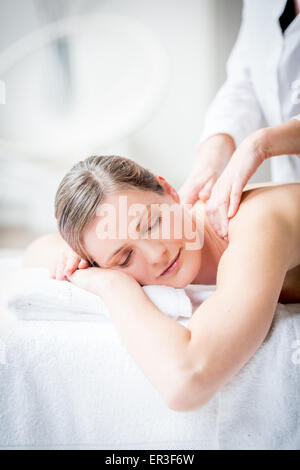 Femme recevant un massage de dos. Banque D'Images