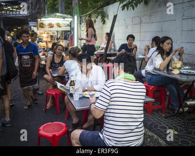 26 mai 2015 - Bangkok, Bangkok, Thaïlande - Les gens mangent sur le trottoir, sur Sukhumvit Soi 38, l'un des plus célèbres domaines de l'alimentation de rue à Bangkok. Les chariots et les petits restaurants le long de la rue ont été populaires auprès des touristes et les thaïlandais pour plus de 40 ans. La famille qui est propriétaire du terrain le long de la di a récemment décidé de vendre à un promoteur de condominiums et de ne pas renouveler les baux des propriétaires de restaurant. Plus de 40 restaurants et de chariots devront fermer. La première vague de fermetures pourrait commencer dès le 21 juin et tous les restaurants sont censés fermer au cours des prochains mois Banque D'Images
