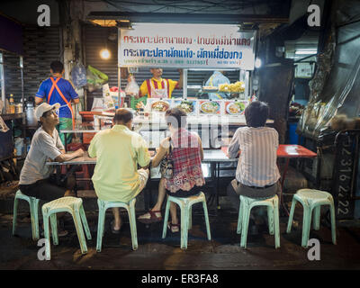 Bangkok, Bangkok, Thaïlande. 26 mai, 2015. Les gens mangent dans la rue des stands de nourriture, sur Sukhumvit Soi 38 à Bangkok, l'un des plus célèbres lieux de l'alimentation de rue dans la capitale thaïlandaise. Les chariots et les petits restaurants le long de la rue ont été populaires auprès des touristes et les thaïlandais pour plus de 40 ans. La famille qui est propriétaire du terrain le long de la di a récemment décidé de vendre à un promoteur de condominiums et de ne pas renouveler les baux des propriétaires de restaurant. Plus de 40 restaurants et de chariots devront fermer. La première vague de fermetures pourrait commencer dès le 21 juin et tous les restaurants sont censés Banque D'Images