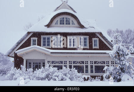 DEU, Allemagne, Mecklembourg-Poméranie-Occidentale, l'hiver en Ahrenshoop-Niehagen sur la mer Baltique, maison avec toit de chaume. DEU, De Banque D'Images